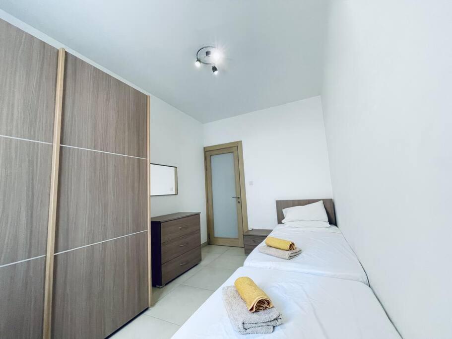 Stylish Modern Central Apartment 4 Paceville Сент Джулианс Экстерьер фото