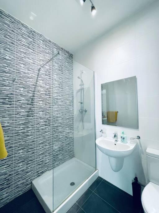 Stylish Modern Central Apartment 4 Paceville Сент Джулианс Экстерьер фото