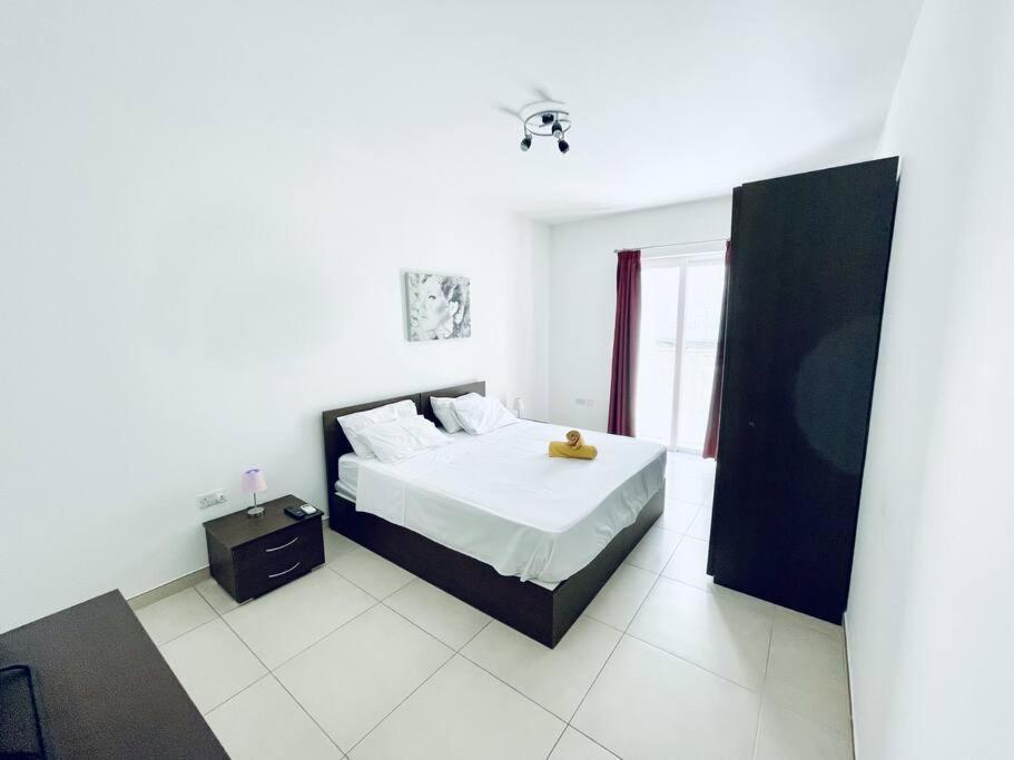 Stylish Modern Central Apartment 4 Paceville Сент Джулианс Экстерьер фото